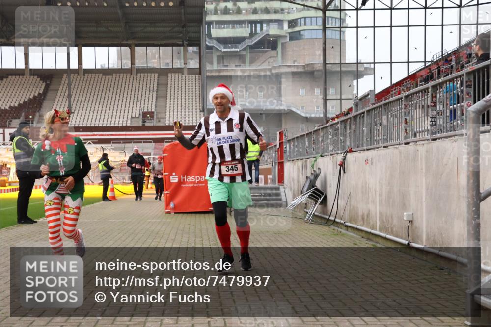 08.12.2024 - St. Pauli X-Mass-Run No. 14 Yannick Fuchs http://msf.ph/oto/7479937 08.12.2024 10:02:56 Ziel 345, 349, 613, 630, 1018, 1219, 1958, 2213, 2265, 2426, 3039, 3104, 3105 meine-sportfotos.de