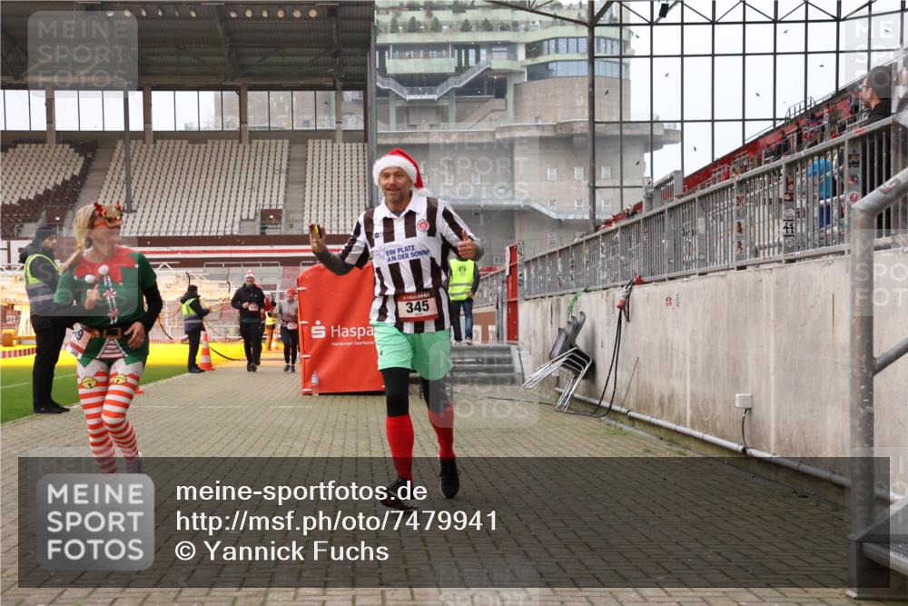 08.12.2024 - St. Pauli X-Mass-Run No. 14 Yannick Fuchs http://msf.ph/oto/7479941 08.12.2024 10:02:56 Ziel 345, 349, 613, 630, 1018, 1219, 1958, 2213, 2265, 2426, 3039, 3104, 3105 meine-sportfotos.de