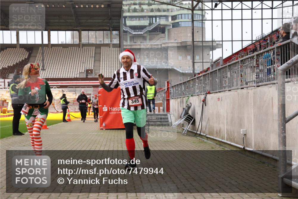 08.12.2024 - St. Pauli X-Mass-Run No. 14 Yannick Fuchs http://msf.ph/oto/7479944 08.12.2024 10:02:57 Ziel 345, 349, 613, 630, 1018, 1219, 1958, 2213, 2265, 2426, 3039, 3104, 3105 meine-sportfotos.de