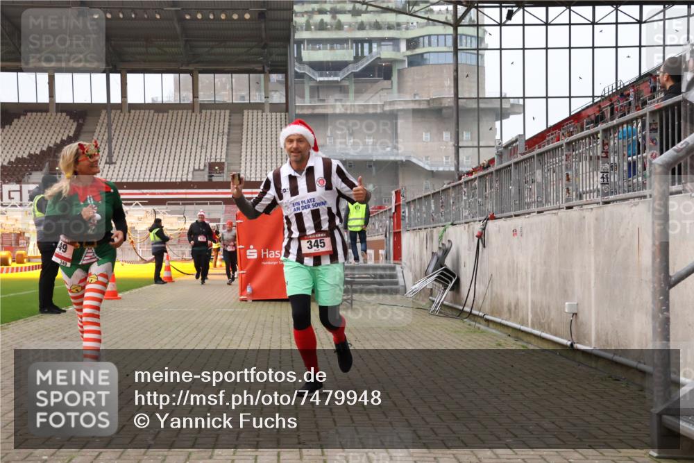 08.12.2024 - St. Pauli X-Mass-Run No. 14 Yannick Fuchs http://msf.ph/oto/7479948 08.12.2024 10:02:57 Ziel 345, 349, 613, 630, 1018, 1219, 1958, 2213, 2265, 2426, 3039, 3104, 3105 meine-sportfotos.de
