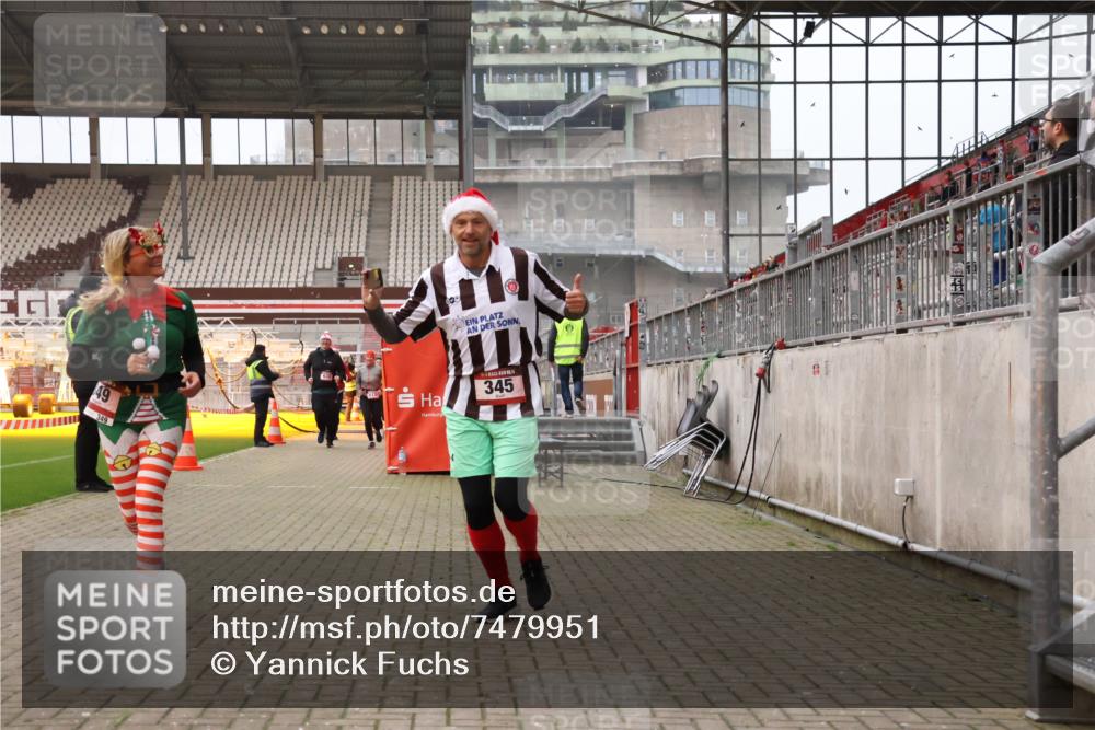 08.12.2024 - St. Pauli X-Mass-Run No. 14 Yannick Fuchs http://msf.ph/oto/7479951 08.12.2024 10:02:57 Ziel 345, 349, 613, 630, 1018, 1219, 1958, 2213, 2265, 2426, 3039, 3104, 3105 meine-sportfotos.de