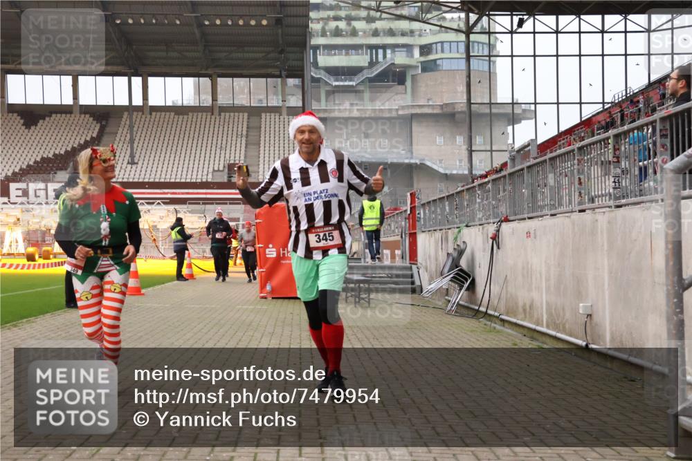 08.12.2024 - St. Pauli X-Mass-Run No. 14 Yannick Fuchs http://msf.ph/oto/7479954 08.12.2024 10:02:57 Ziel 345, 349, 613, 630, 1018, 1219, 1958, 2213, 2265, 2426, 3039, 3104, 3105 meine-sportfotos.de