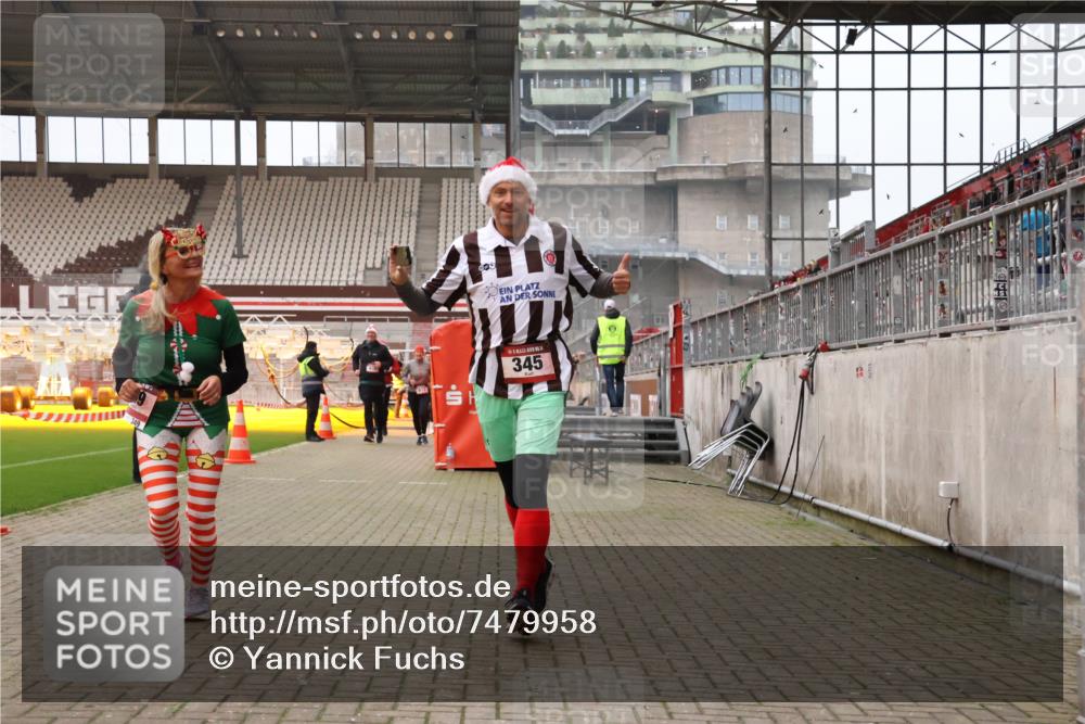 08.12.2024 - St. Pauli X-Mass-Run No. 14 Yannick Fuchs http://msf.ph/oto/7479958 08.12.2024 10:02:57 Ziel 345, 349, 613, 630, 1018, 1219, 1958, 2213, 2265, 2426, 3039, 3104, 3105 meine-sportfotos.de