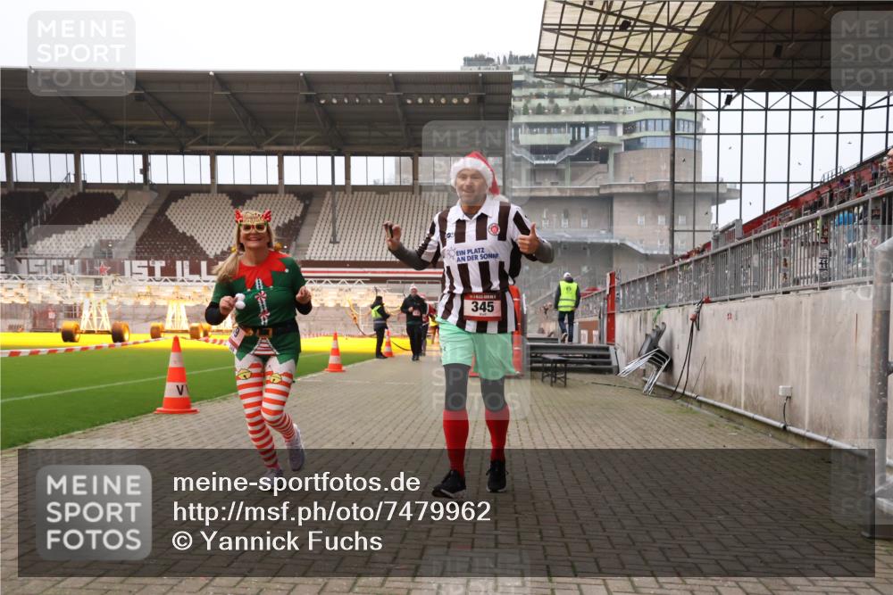 08.12.2024 - St. Pauli X-Mass-Run No. 14 Yannick Fuchs http://msf.ph/oto/7479962 08.12.2024 10:02:57 Ziel 345, 349, 613, 630, 1018, 1219, 1958, 2213, 2265, 2426, 3039, 3104, 3105 meine-sportfotos.de