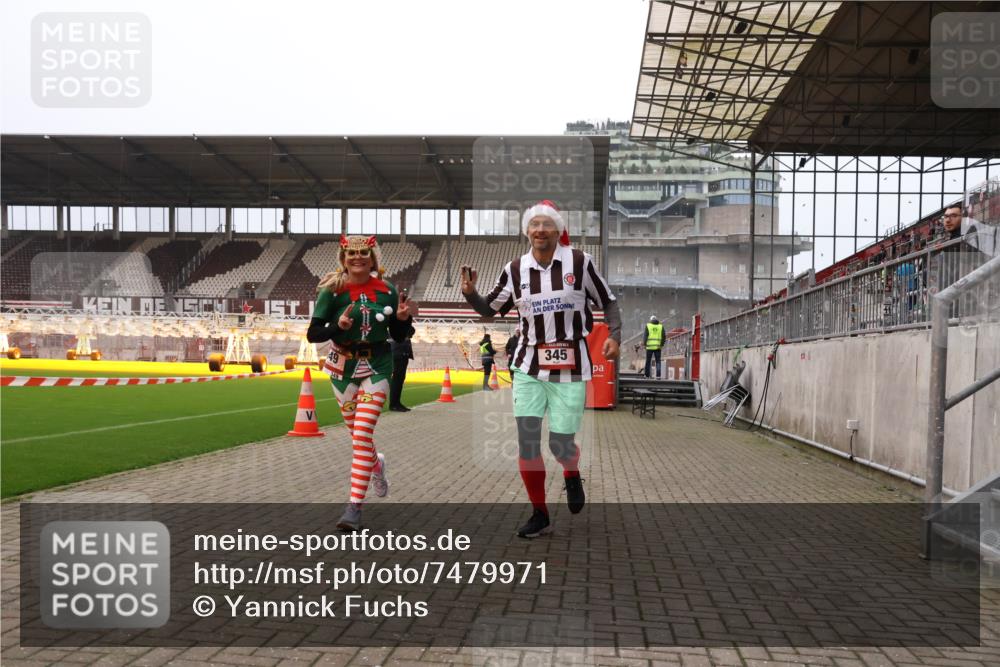 08.12.2024 - St. Pauli X-Mass-Run No. 14 Yannick Fuchs http://msf.ph/oto/7479971 08.12.2024 10:02:57 Ziel 345, 349, 613, 630, 1018, 1219, 1958, 2213, 2265, 2426, 3039, 3104, 3105 meine-sportfotos.de