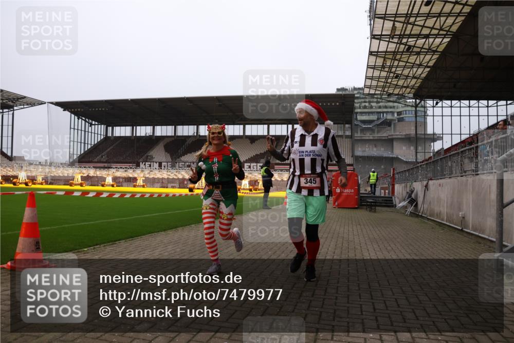 08.12.2024 - St. Pauli X-Mass-Run No. 14 Yannick Fuchs http://msf.ph/oto/7479977 08.12.2024 10:02:58 Ziel 345, 349, 613, 630, 1018, 1219, 1958, 2213, 2265, 2426, 3039, 3104, 3105 meine-sportfotos.de