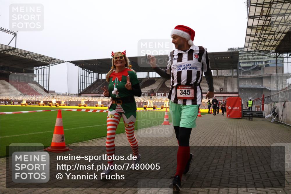 08.12.2024 - St. Pauli X-Mass-Run No. 14 Yannick Fuchs http://msf.ph/oto/7480005 08.12.2024 10:02:58 Ziel 345, 349, 613, 630, 1018, 1219, 1958, 2213, 2265, 2426, 3039, 3104, 3105 meine-sportfotos.de