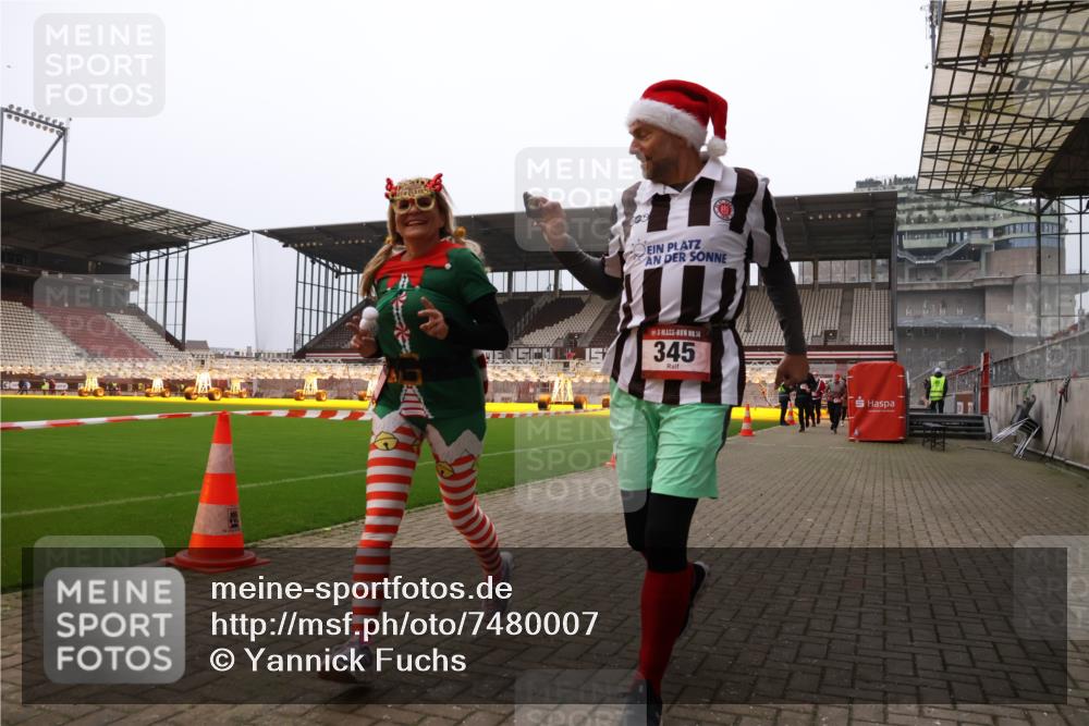 08.12.2024 - St. Pauli X-Mass-Run No. 14 Yannick Fuchs http://msf.ph/oto/7480007 08.12.2024 10:02:58 Ziel 345, 349, 613, 630, 1018, 1219, 1958, 2213, 2265, 2426, 3039, 3104, 3105 meine-sportfotos.de