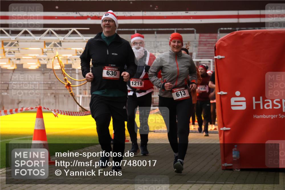 08.12.2024 - St. Pauli X-Mass-Run No. 14 Yannick Fuchs http://msf.ph/oto/7480017 08.12.2024 10:03:00 Ziel 345, 349, 613, 630, 1018, 1219, 1958, 2213, 2265, 2426, 3039, 3104, 3105 meine-sportfotos.de