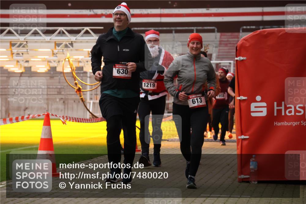 08.12.2024 - St. Pauli X-Mass-Run No. 14 Yannick Fuchs http://msf.ph/oto/7480020 08.12.2024 10:03:00 Ziel 345, 349, 613, 630, 1018, 1219, 1958, 2213, 2265, 2426, 3039, 3104, 3105 meine-sportfotos.de
