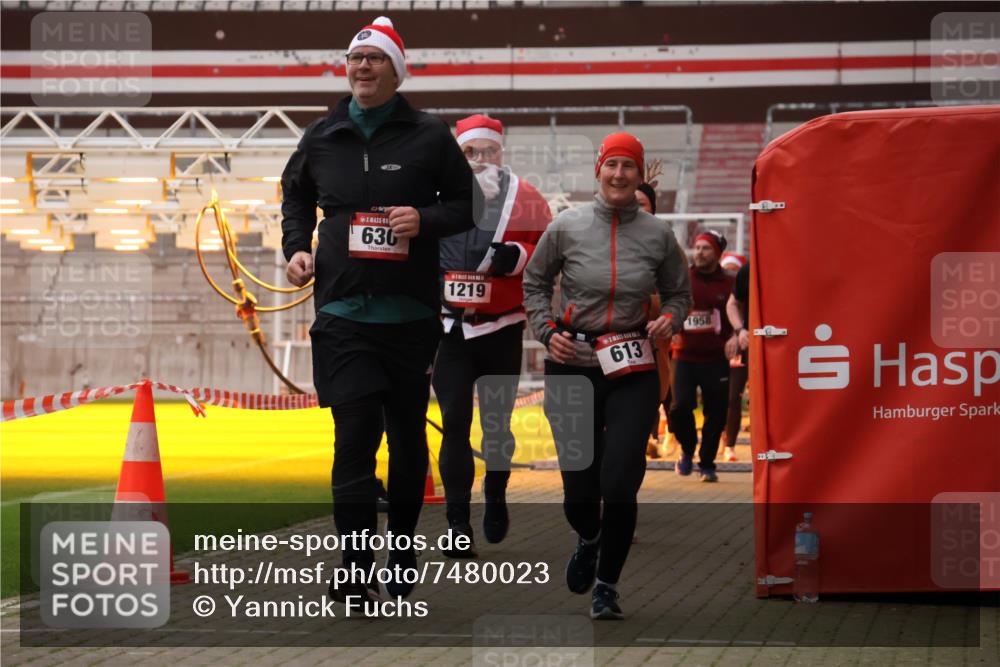 08.12.2024 - St. Pauli X-Mass-Run No. 14 Yannick Fuchs http://msf.ph/oto/7480023 08.12.2024 10:03:00 Ziel 345, 349, 613, 630, 1018, 1219, 1958, 2213, 2265, 2426, 3039, 3104, 3105 meine-sportfotos.de