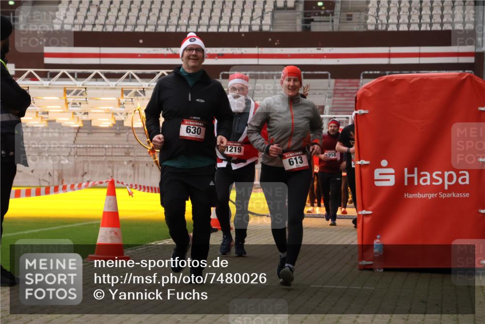 08.12.2024 - St. Pauli X-Mass-Run No. 14 Yannick Fuchs http://msf.ph/oto/7480026 08.12.2024 10:03:01 Ziel 345, 349, 613, 630, 1018, 1219, 1958, 2213, 2265, 2426, 3039, 3104, 3105 meine-sportfotos.de