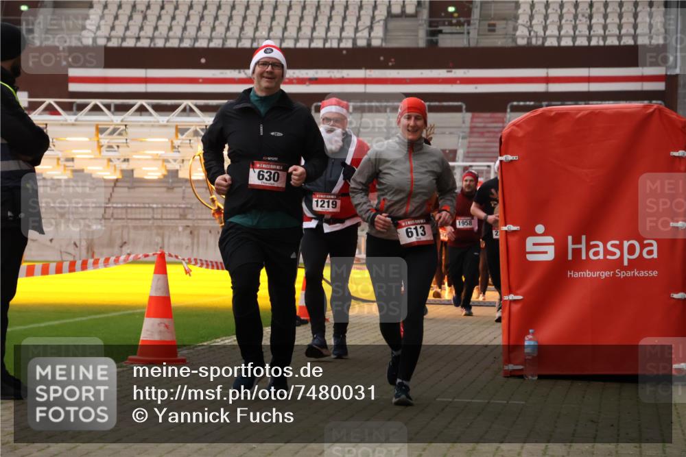 08.12.2024 - St. Pauli X-Mass-Run No. 14 Yannick Fuchs http://msf.ph/oto/7480031 08.12.2024 10:03:01 Ziel 345, 349, 613, 630, 1018, 1219, 1958, 2213, 2265, 2426, 3039, 3104, 3105 meine-sportfotos.de
