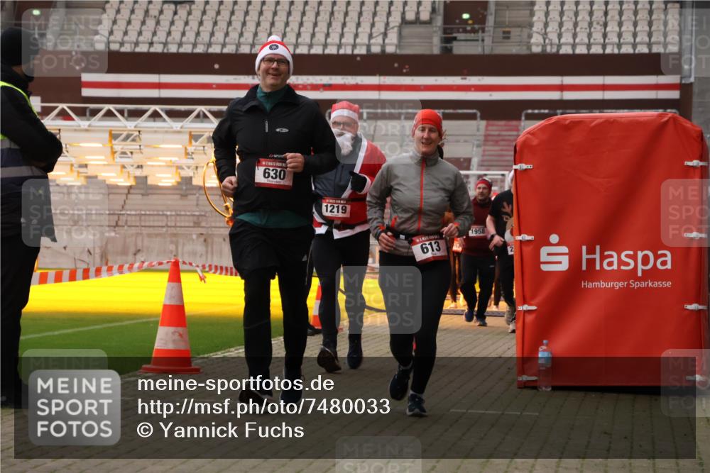 08.12.2024 - St. Pauli X-Mass-Run No. 14 Yannick Fuchs http://msf.ph/oto/7480033 08.12.2024 10:03:01 Ziel 345, 349, 613, 630, 1018, 1219, 1958, 2213, 2265, 2426, 3039, 3104, 3105 meine-sportfotos.de