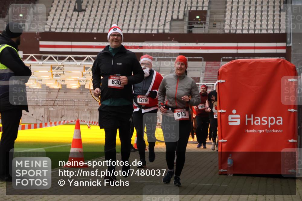 08.12.2024 - St. Pauli X-Mass-Run No. 14 Yannick Fuchs http://msf.ph/oto/7480037 08.12.2024 10:03:01 Ziel 345, 349, 613, 630, 1018, 1219, 1958, 2213, 2265, 2426, 3039, 3104, 3105 meine-sportfotos.de