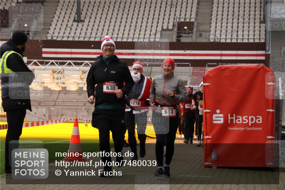 08.12.2024 - St. Pauli X-Mass-Run No. 14 Yannick Fuchs http://msf.ph/oto/7480039 08.12.2024 10:03:01 Ziel 345, 349, 613, 630, 1018, 1219, 1958, 2213, 2265, 2426, 3039, 3104, 3105 meine-sportfotos.de