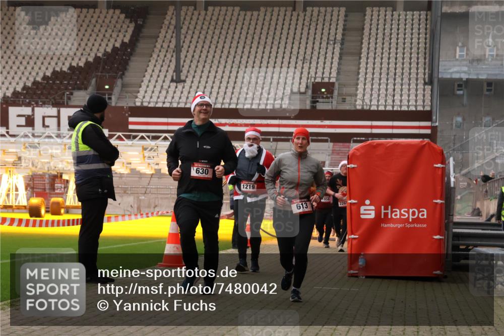 08.12.2024 - St. Pauli X-Mass-Run No. 14 Yannick Fuchs http://msf.ph/oto/7480042 08.12.2024 10:03:02 Ziel 253, 345, 349, 613, 630, 1018, 1219, 1385, 1958, 2213, 2265, 2426, 3039 meine-sportfotos.de