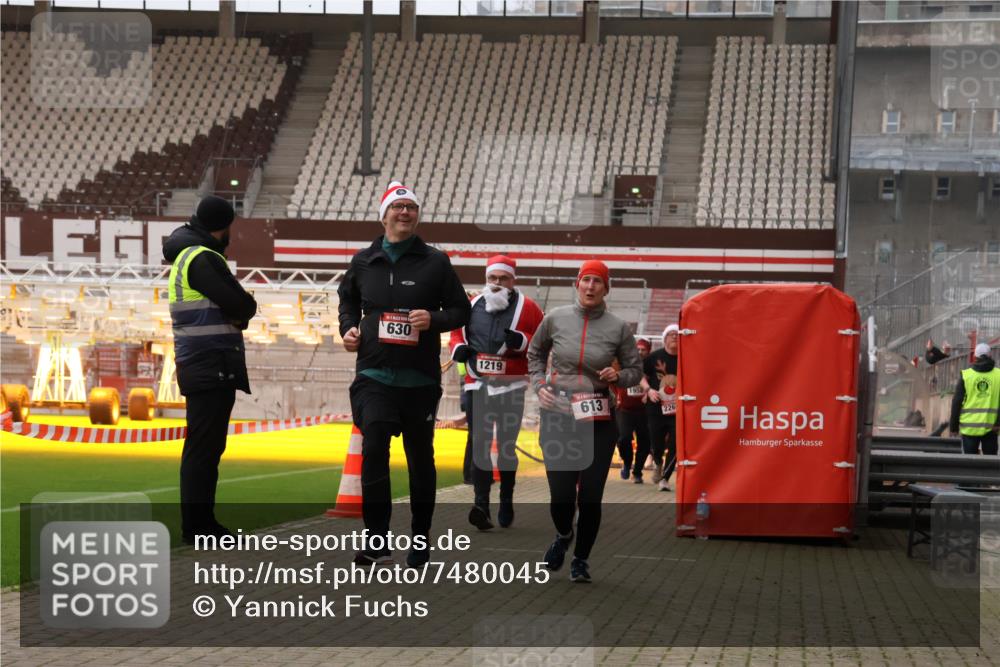 08.12.2024 - St. Pauli X-Mass-Run No. 14 Yannick Fuchs http://msf.ph/oto/7480045 08.12.2024 10:03:02 Ziel 253, 345, 349, 613, 630, 1018, 1219, 1385, 1958, 2213, 2265, 2426, 3039 meine-sportfotos.de