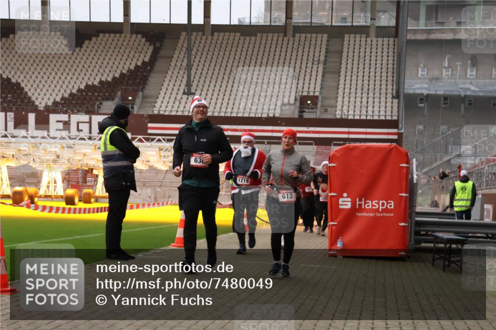 08.12.2024 - St. Pauli X-Mass-Run No. 14 Yannick Fuchs http://msf.ph/oto/7480049 08.12.2024 10:03:02 Ziel 253, 345, 349, 613, 630, 1018, 1219, 1385, 1958, 2213, 2265, 2426, 3039 meine-sportfotos.de
