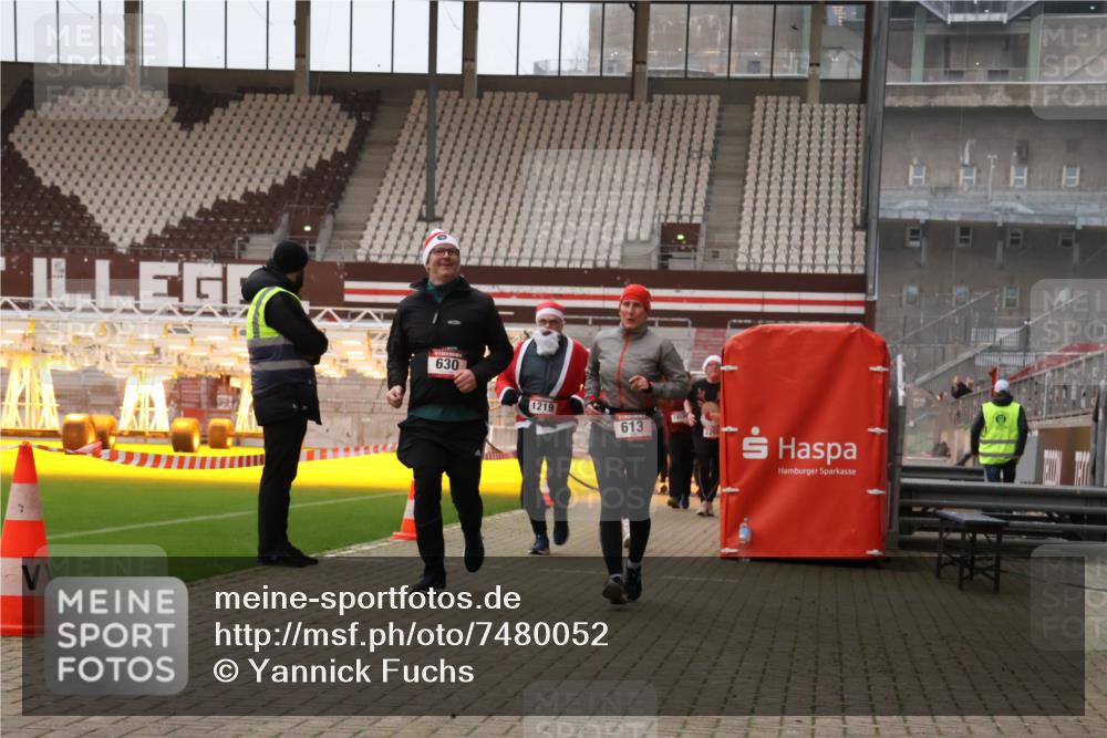 08.12.2024 - St. Pauli X-Mass-Run No. 14 Yannick Fuchs http://msf.ph/oto/7480052 08.12.2024 10:03:02 Ziel 253, 345, 349, 613, 630, 1018, 1219, 1385, 1958, 2213, 2265, 2426, 3039 meine-sportfotos.de