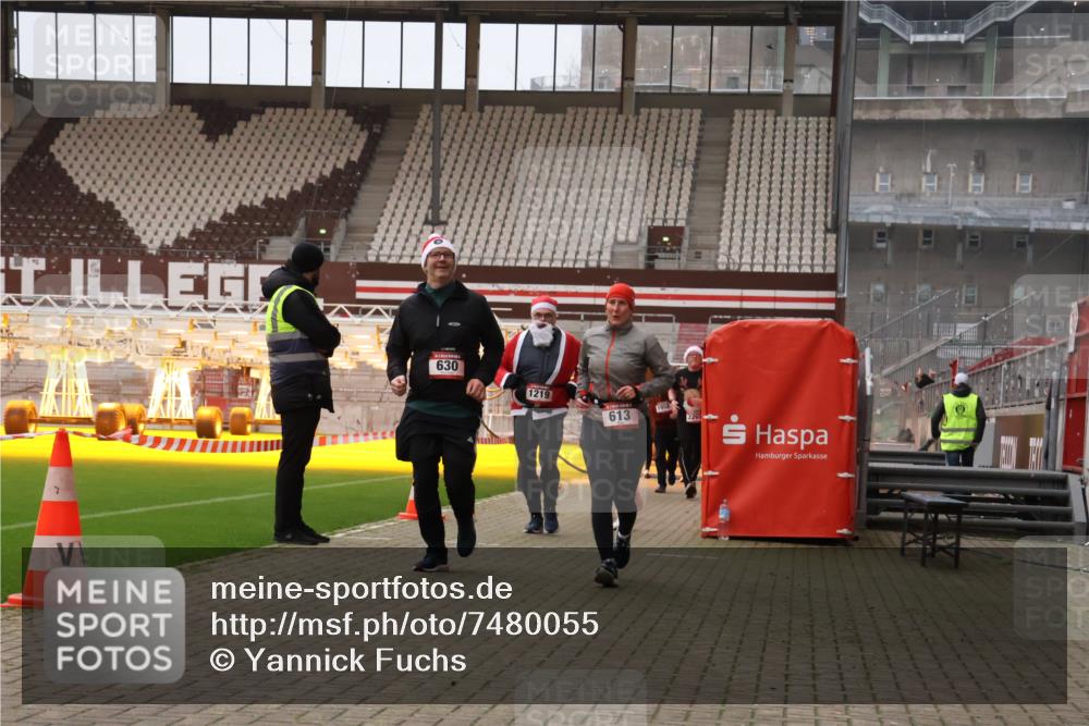 08.12.2024 - St. Pauli X-Mass-Run No. 14 Yannick Fuchs http://msf.ph/oto/7480055 08.12.2024 10:03:02 Ziel 253, 345, 349, 613, 630, 1018, 1219, 1385, 1958, 2213, 2265, 2426, 3039 meine-sportfotos.de