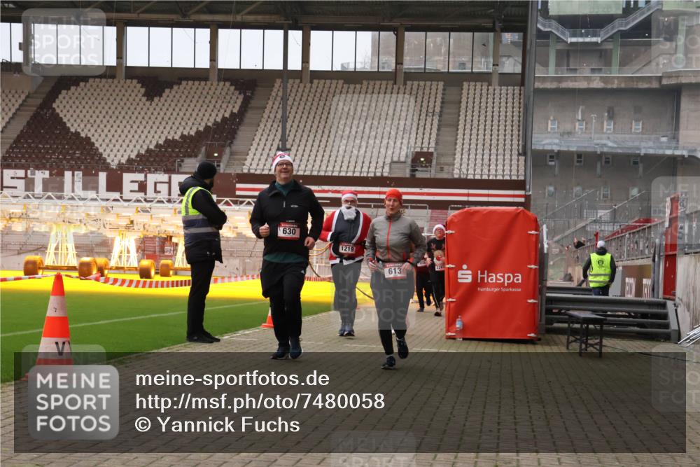 08.12.2024 - St. Pauli X-Mass-Run No. 14 Yannick Fuchs http://msf.ph/oto/7480058 08.12.2024 10:03:02 Ziel 253, 345, 349, 613, 630, 1018, 1219, 1385, 1958, 2213, 2265, 2426, 3039 meine-sportfotos.de
