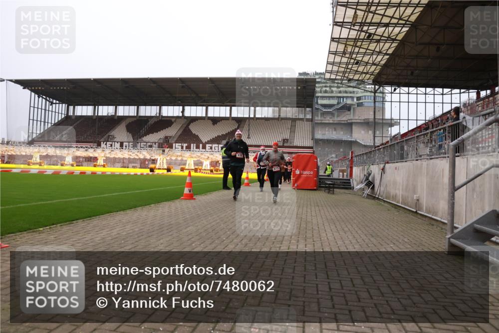 08.12.2024 - St. Pauli X-Mass-Run No. 14 Yannick Fuchs http://msf.ph/oto/7480062 08.12.2024 10:03:03 Ziel 253, 345, 349, 613, 630, 1219, 1385, 1958, 2213, 2265, 3039 meine-sportfotos.de