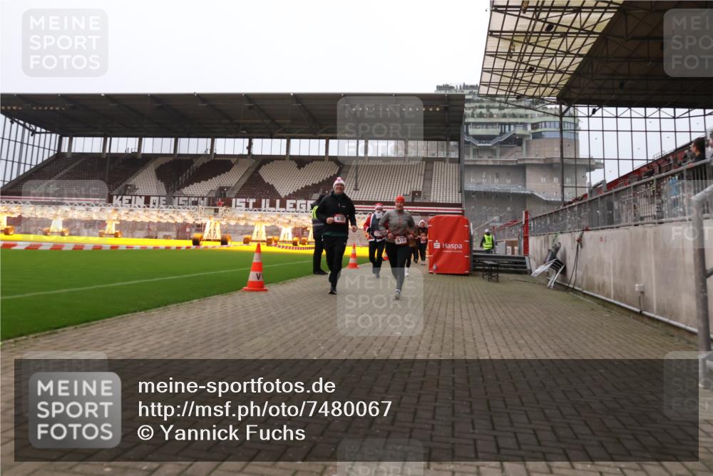 08.12.2024 - St. Pauli X-Mass-Run No. 14 Yannick Fuchs http://msf.ph/oto/7480067 08.12.2024 10:03:03 Ziel 253, 345, 349, 613, 630, 1219, 1385, 1958, 2213, 2265, 3039 meine-sportfotos.de