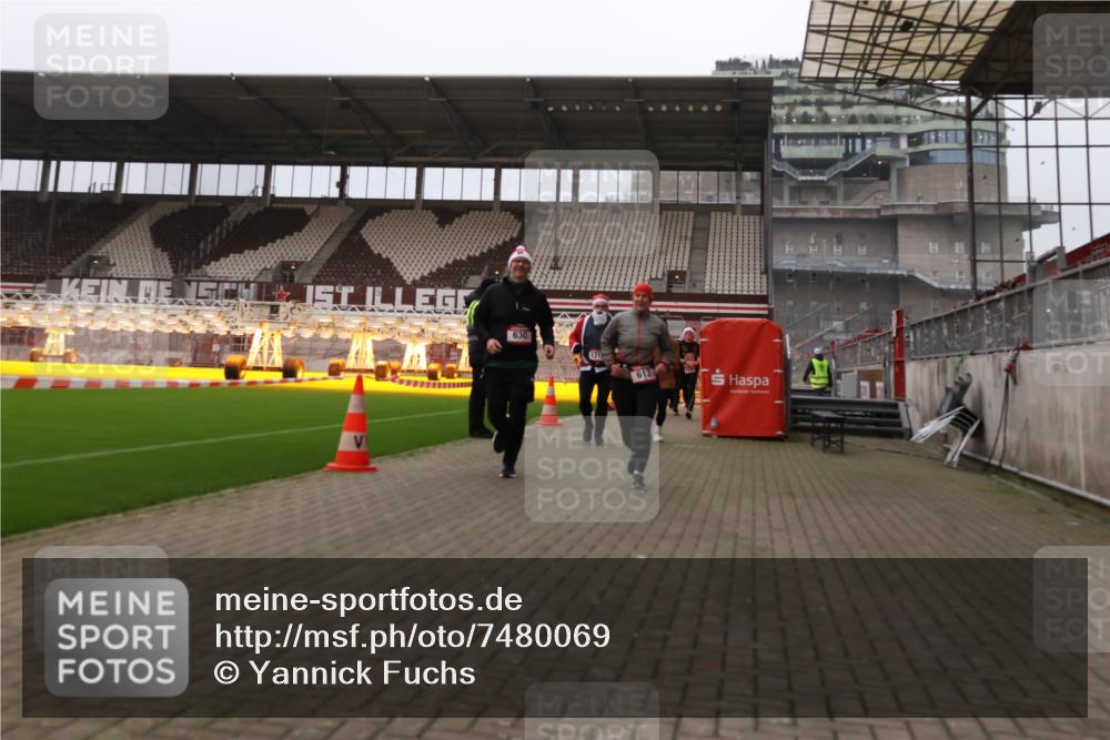 08.12.2024 - St. Pauli X-Mass-Run No. 14 Yannick Fuchs http://msf.ph/oto/7480069 08.12.2024 10:03:03 Ziel 253, 345, 349, 613, 630, 1219, 1385, 1958, 2213, 2265, 3039 meine-sportfotos.de