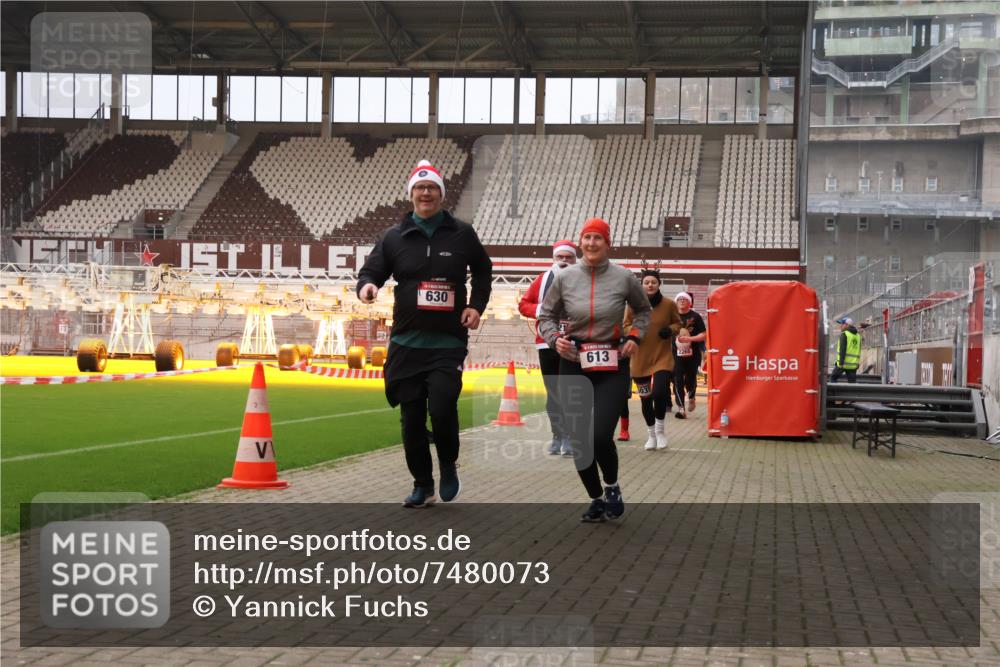 08.12.2024 - St. Pauli X-Mass-Run No. 14 Yannick Fuchs http://msf.ph/oto/7480073 08.12.2024 10:03:04 Ziel 253, 345, 349, 613, 630, 1219, 1385, 1958, 2213, 2265, 3039 meine-sportfotos.de
