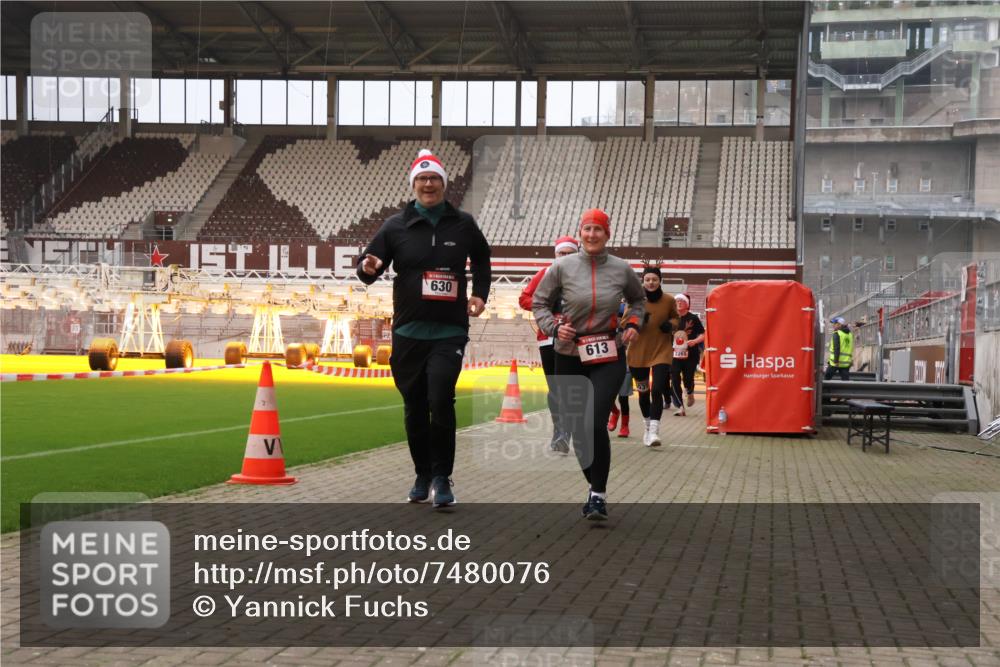 08.12.2024 - St. Pauli X-Mass-Run No. 14 Yannick Fuchs http://msf.ph/oto/7480076 08.12.2024 10:03:04 Ziel 253, 345, 349, 613, 630, 1219, 1385, 1958, 2213, 2265, 3039 meine-sportfotos.de