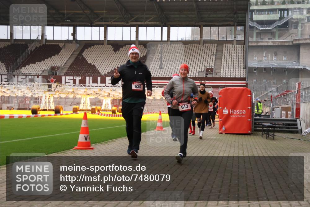 08.12.2024 - St. Pauli X-Mass-Run No. 14 Yannick Fuchs http://msf.ph/oto/7480079 08.12.2024 10:03:04 Ziel 253, 345, 349, 613, 630, 1219, 1385, 1958, 2213, 2265, 3039 meine-sportfotos.de