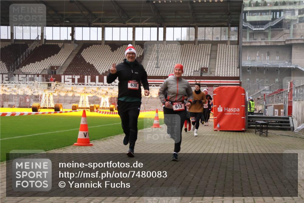 08.12.2024 - St. Pauli X-Mass-Run No. 14 Yannick Fuchs http://msf.ph/oto/7480083 08.12.2024 10:03:04 Ziel 253, 345, 349, 613, 630, 1219, 1385, 1958, 2213, 2265, 3039 meine-sportfotos.de
