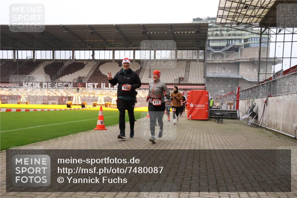 08.12.2024 - St. Pauli X-Mass-Run No. 14 Yannick Fuchs http://msf.ph/oto/7480087 08.12.2024 10:03:04 Ziel 253, 345, 349, 613, 630, 1219, 1385, 1958, 2213, 2265, 3039 meine-sportfotos.de