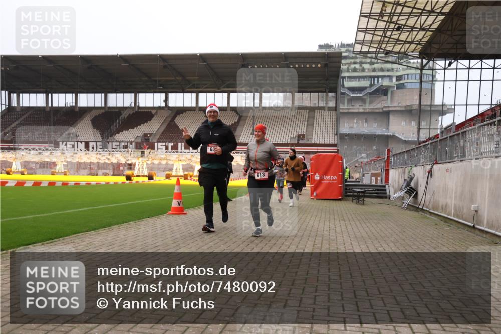 08.12.2024 - St. Pauli X-Mass-Run No. 14 Yannick Fuchs http://msf.ph/oto/7480092 08.12.2024 10:03:04 Ziel 253, 345, 349, 613, 630, 1219, 1385, 1958, 2213, 2265, 3039 meine-sportfotos.de