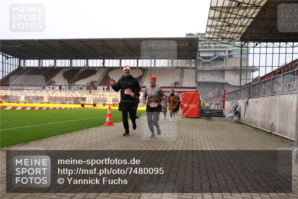 08.12.2024 - St. Pauli X-Mass-Run No. 14 Yannick Fuchs http://msf.ph/oto/7480095 08.12.2024 10:03:04 Ziel 253, 345, 349, 613, 630, 1219, 1385, 1958, 2213, 2265, 3039 meine-sportfotos.de
