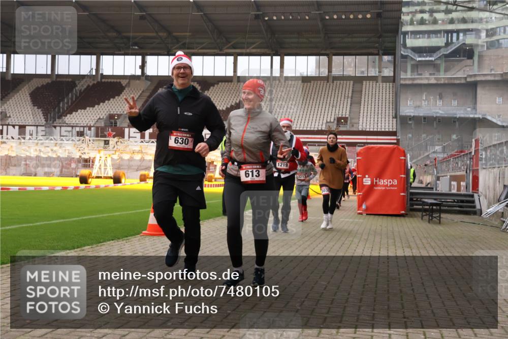 08.12.2024 - St. Pauli X-Mass-Run No. 14 Yannick Fuchs http://msf.ph/oto/7480105 08.12.2024 10:03:05 Ziel 253, 345, 349, 406, 613, 630, 1219, 1385, 1958, 2213, 2265, 3039 meine-sportfotos.de