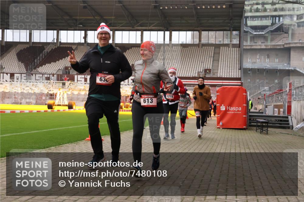 08.12.2024 - St. Pauli X-Mass-Run No. 14 Yannick Fuchs http://msf.ph/oto/7480108 08.12.2024 10:03:05 Ziel 253, 345, 349, 406, 613, 630, 1219, 1385, 1958, 2213, 2265, 3039 meine-sportfotos.de