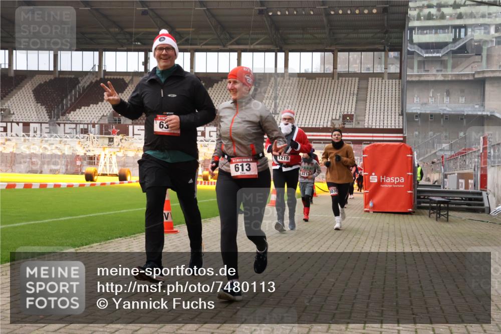 08.12.2024 - St. Pauli X-Mass-Run No. 14 Yannick Fuchs http://msf.ph/oto/7480113 08.12.2024 10:03:05 Ziel 253, 345, 349, 406, 613, 630, 1219, 1385, 1958, 2213, 2265, 3039 meine-sportfotos.de