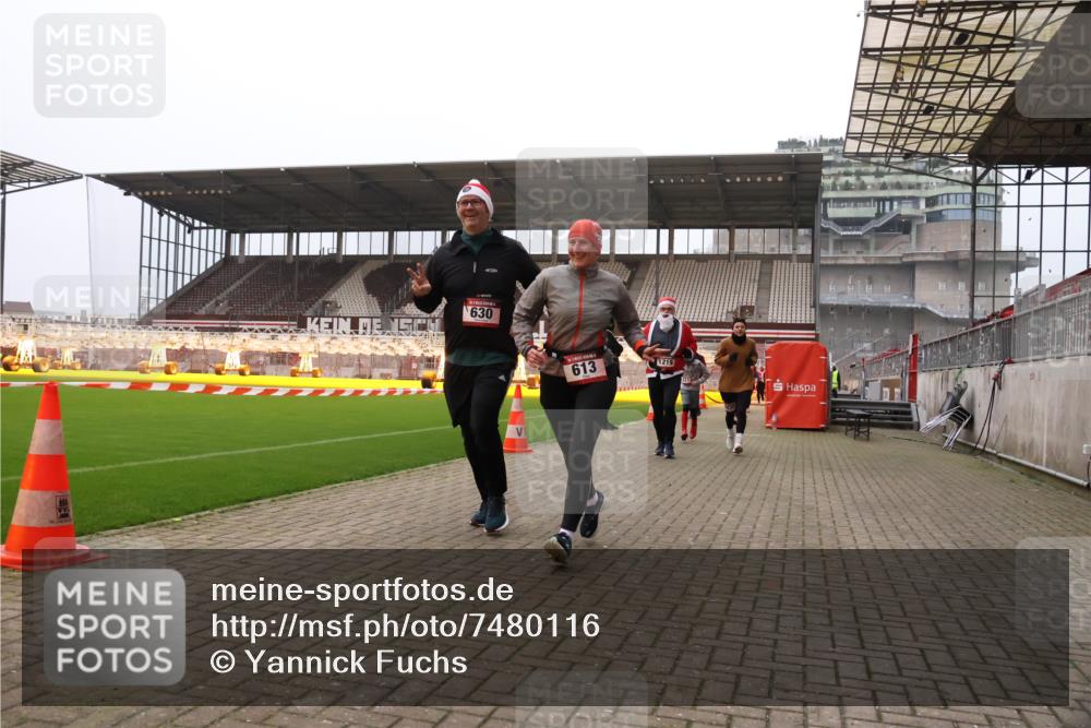 08.12.2024 - St. Pauli X-Mass-Run No. 14 Yannick Fuchs http://msf.ph/oto/7480116 08.12.2024 10:03:05 Ziel 253, 345, 349, 406, 613, 630, 1219, 1385, 1958, 2213, 2265, 3039 meine-sportfotos.de