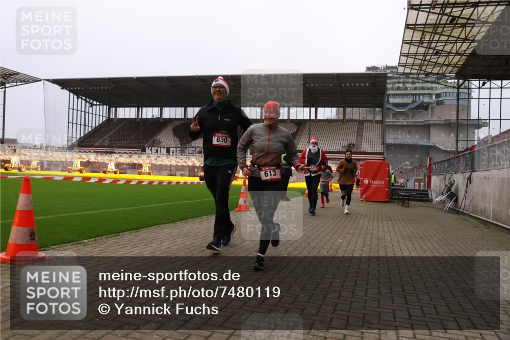 08.12.2024 - St. Pauli X-Mass-Run No. 14 Yannick Fuchs http://msf.ph/oto/7480119 08.12.2024 10:03:05 Ziel 253, 345, 349, 406, 613, 630, 1219, 1385, 1958, 2213, 2265, 3039 meine-sportfotos.de