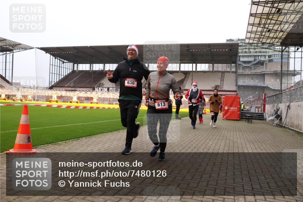 08.12.2024 - St. Pauli X-Mass-Run No. 14 Yannick Fuchs http://msf.ph/oto/7480126 08.12.2024 10:03:05 Ziel 253, 345, 349, 406, 613, 630, 1219, 1385, 1958, 2213, 2265, 3039 meine-sportfotos.de
