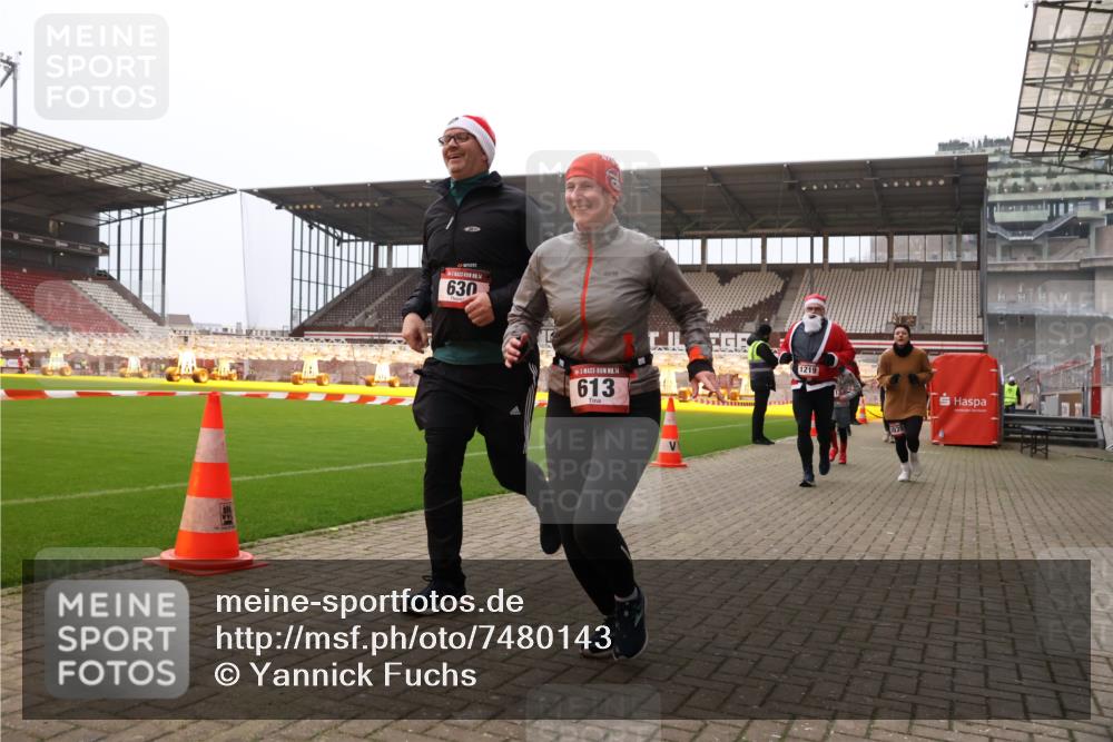 08.12.2024 - St. Pauli X-Mass-Run No. 14 Yannick Fuchs http://msf.ph/oto/7480143 08.12.2024 10:03:06 Ziel 253, 345, 349, 406, 613, 630, 809, 1219, 1385, 1958, 2213, 2265, 3039 meine-sportfotos.de