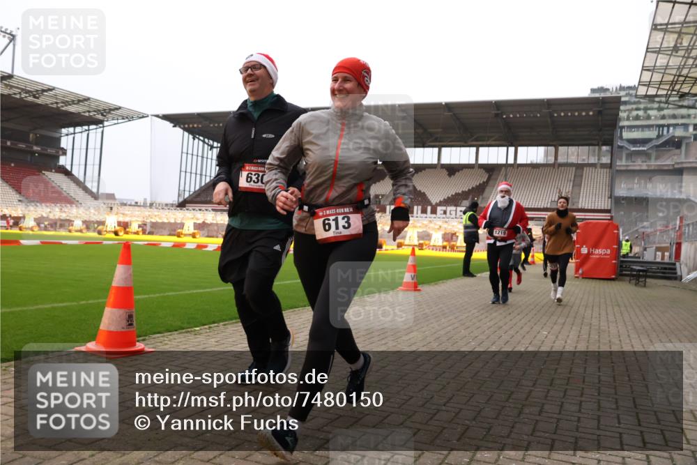 08.12.2024 - St. Pauli X-Mass-Run No. 14 Yannick Fuchs http://msf.ph/oto/7480150 08.12.2024 10:03:06 Ziel 253, 345, 349, 406, 613, 630, 809, 1219, 1385, 1958, 2213, 2265, 3039 meine-sportfotos.de