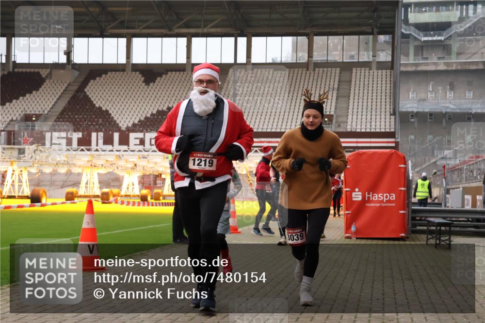 08.12.2024 - St. Pauli X-Mass-Run No. 14 Yannick Fuchs http://msf.ph/oto/7480154 08.12.2024 10:03:07 Ziel 253, 345, 349, 406, 613, 630, 809, 1219, 1385, 1958, 2213, 2265, 3039 meine-sportfotos.de