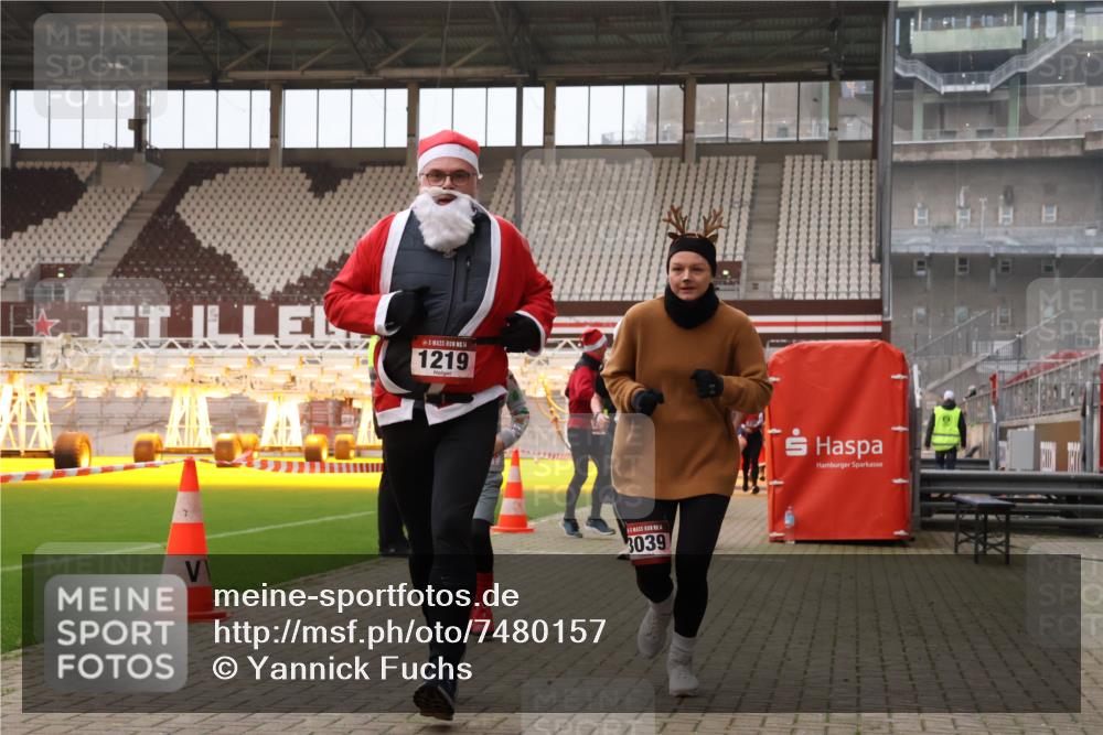08.12.2024 - St. Pauli X-Mass-Run No. 14 Yannick Fuchs http://msf.ph/oto/7480157 08.12.2024 10:03:07 Ziel 253, 345, 349, 406, 613, 630, 809, 1219, 1385, 1958, 2213, 2265, 3039 meine-sportfotos.de