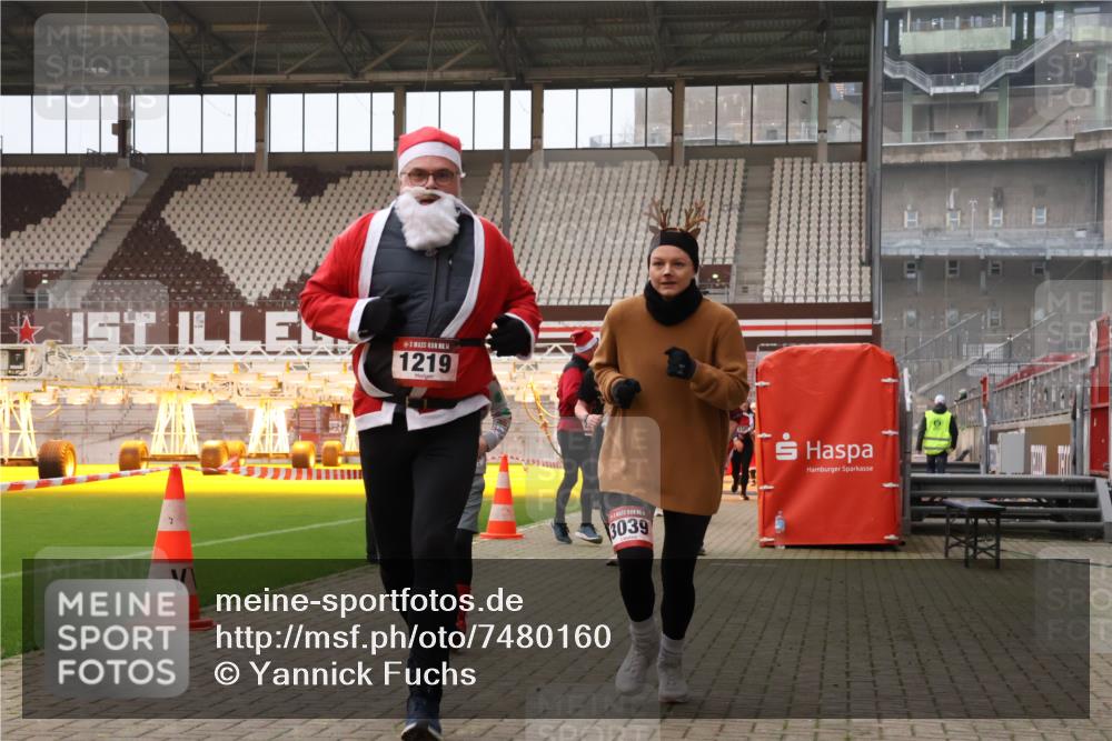 08.12.2024 - St. Pauli X-Mass-Run No. 14 Yannick Fuchs http://msf.ph/oto/7480160 08.12.2024 10:03:07 Ziel 253, 345, 349, 406, 613, 630, 809, 1219, 1385, 1958, 2213, 2265, 3039 meine-sportfotos.de