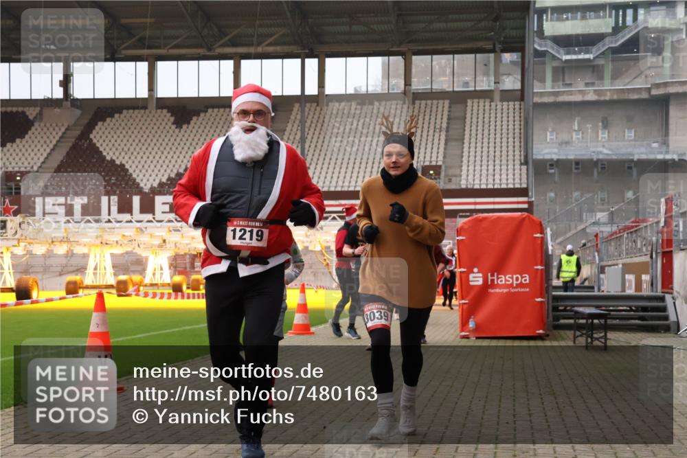 08.12.2024 - St. Pauli X-Mass-Run No. 14 Yannick Fuchs http://msf.ph/oto/7480163 08.12.2024 10:03:07 Ziel 253, 345, 349, 406, 613, 630, 809, 1219, 1385, 1958, 2213, 2265, 3039 meine-sportfotos.de