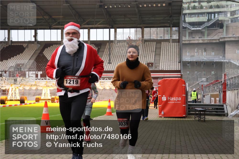 08.12.2024 - St. Pauli X-Mass-Run No. 14 Yannick Fuchs http://msf.ph/oto/7480166 08.12.2024 10:03:07 Ziel 253, 345, 349, 406, 613, 630, 809, 1219, 1385, 1958, 2213, 2265, 3039 meine-sportfotos.de