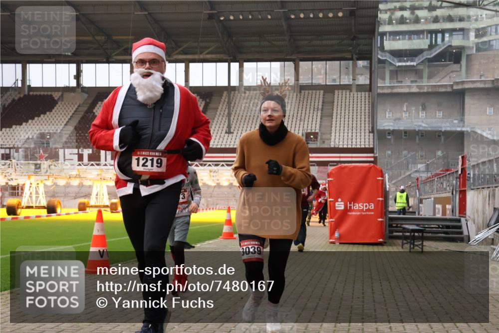 08.12.2024 - St. Pauli X-Mass-Run No. 14 Yannick Fuchs http://msf.ph/oto/7480167 08.12.2024 10:03:07 Ziel 253, 345, 349, 406, 613, 630, 809, 1219, 1385, 1958, 2213, 2265, 3039 meine-sportfotos.de